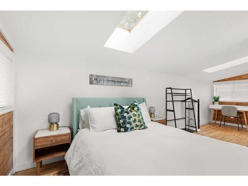 1312 Queen Street Se, Medicine Hat, AB - Indoor Photo Showing Bedroom