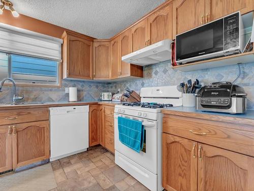 759 17 Street Ne, Medicine Hat, AB - Indoor Photo Showing Kitchen