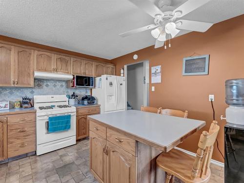 759 17 Street Ne, Medicine Hat, AB - Indoor Photo Showing Kitchen