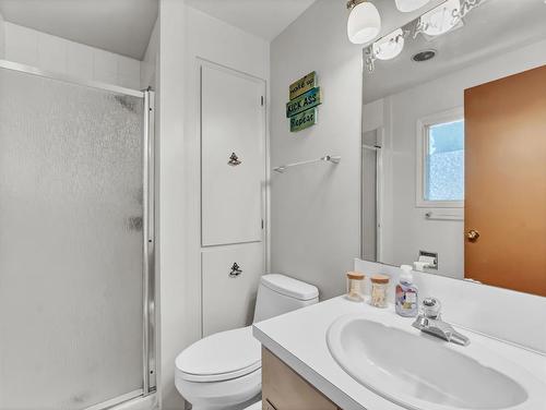 759 17 Street Ne, Medicine Hat, AB - Indoor Photo Showing Bathroom