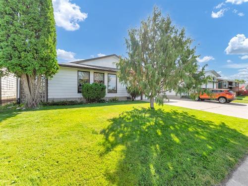 759 17 Street Ne, Medicine Hat, AB - Outdoor