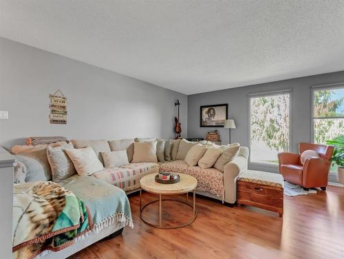 759 17 Street Ne, Medicine Hat, AB - Indoor Photo Showing Living Room