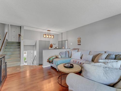 759 17 Street Ne, Medicine Hat, AB - Indoor Photo Showing Living Room