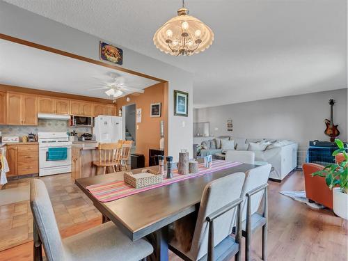 759 17 Street Ne, Medicine Hat, AB - Indoor Photo Showing Dining Room