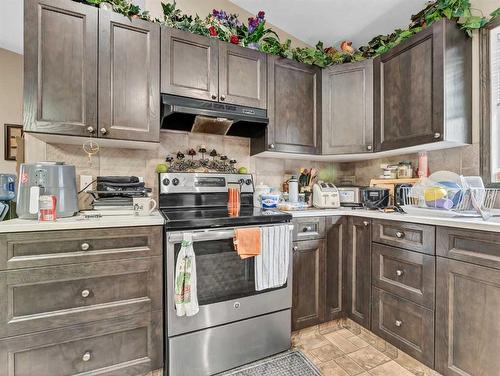 2-943 Ross Street Se, Medicine Hat, AB - Indoor Photo Showing Kitchen