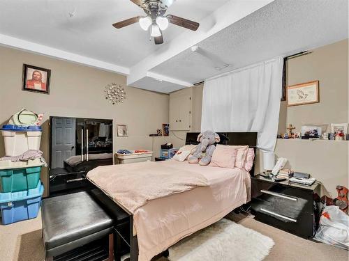 2-943 Ross Street Se, Medicine Hat, AB - Indoor Photo Showing Bedroom