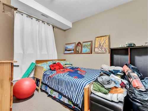 2-943 Ross Street Se, Medicine Hat, AB - Indoor Photo Showing Bedroom