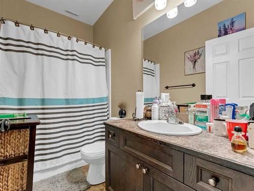 2-943 Ross Street Se, Medicine Hat, AB - Indoor Photo Showing Bathroom