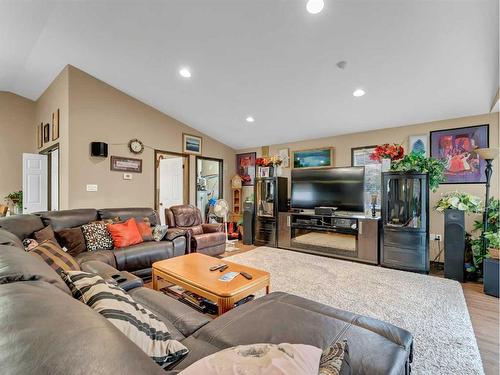 2-943 Ross Street Se, Medicine Hat, AB - Indoor Photo Showing Living Room