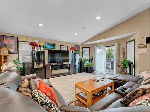 2-943 Ross Street Se, Medicine Hat, AB - Indoor Photo Showing Living Room