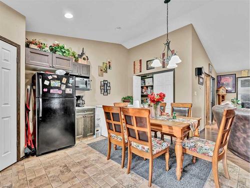 2-943 Ross Street Se, Medicine Hat, AB - Indoor Photo Showing Dining Room