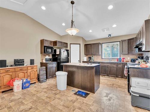 1-943 Ross Street Se, Medicine Hat, AB - Indoor Photo Showing Kitchen