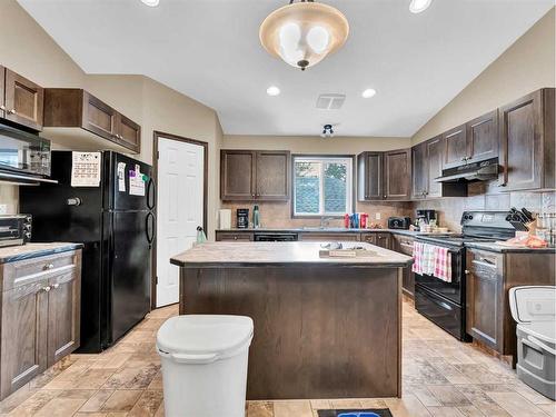 1-943 Ross Street Se, Medicine Hat, AB - Indoor Photo Showing Kitchen