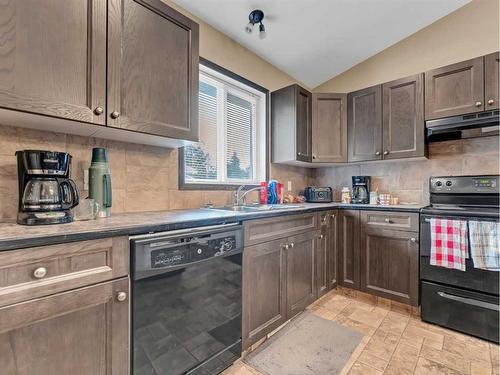 1-943 Ross Street Se, Medicine Hat, AB - Indoor Photo Showing Kitchen With Double Sink