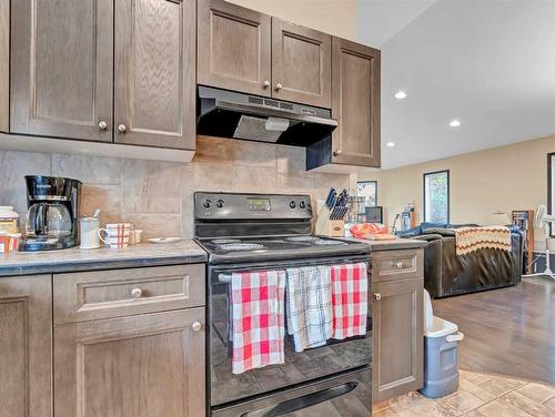 1-943 Ross Street Se, Medicine Hat, AB - Indoor Photo Showing Kitchen