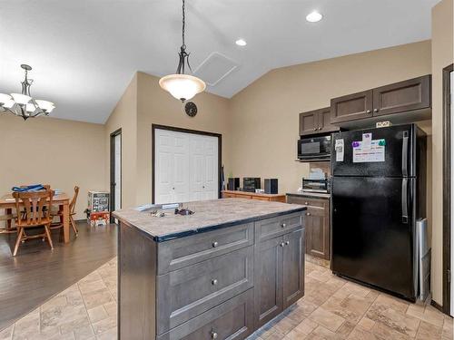 1-943 Ross Street Se, Medicine Hat, AB - Indoor Photo Showing Kitchen