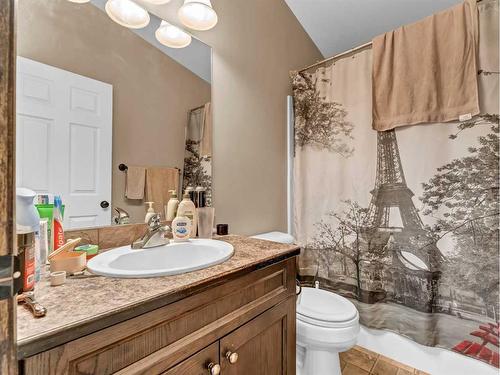 1-943 Ross Street Se, Medicine Hat, AB - Indoor Photo Showing Bathroom