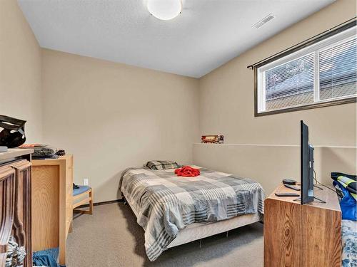 1-943 Ross Street Se, Medicine Hat, AB - Indoor Photo Showing Bedroom