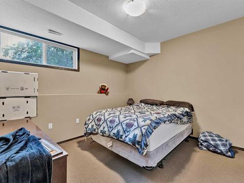 1-943 Ross Street Se, Medicine Hat, AB - Indoor Photo Showing Bedroom