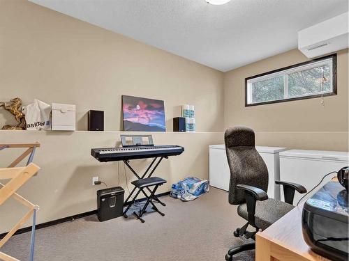 1-943 Ross Street Se, Medicine Hat, AB - Indoor Photo Showing Office