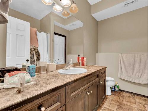 1-943 Ross Street Se, Medicine Hat, AB - Indoor Photo Showing Bathroom