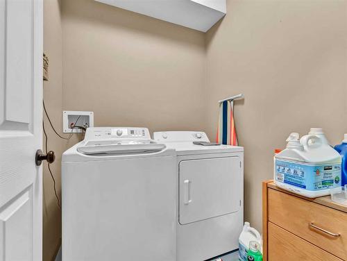 1-943 Ross Street Se, Medicine Hat, AB - Indoor Photo Showing Laundry Room