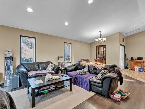 1-943 Ross Street Se, Medicine Hat, AB - Indoor Photo Showing Living Room