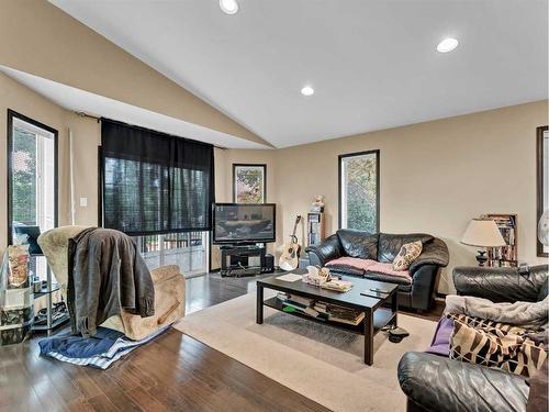 1-943 Ross Street Se, Medicine Hat, AB - Indoor Photo Showing Living Room