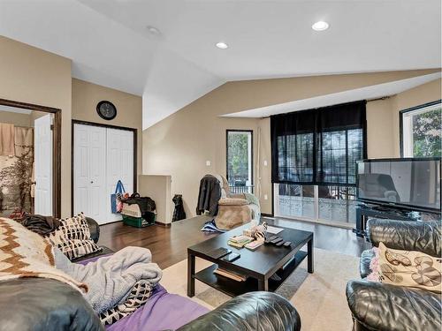 1-943 Ross Street Se, Medicine Hat, AB - Indoor Photo Showing Living Room