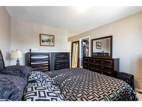 111 Northlands Way Ne, Medicine Hat, AB - Indoor Photo Showing Bedroom