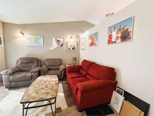 2317 11 Avenue Ne, Medicine Hat, AB - Indoor Photo Showing Living Room