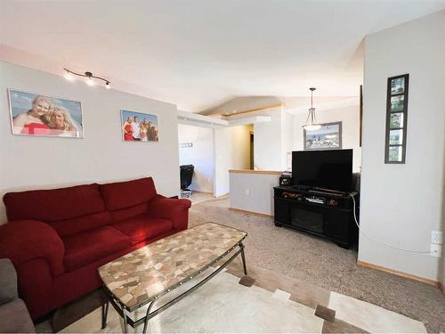 2317 11 Avenue Ne, Medicine Hat, AB - Indoor Photo Showing Living Room