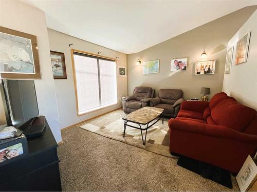 2317 11 Avenue Ne, Medicine Hat, AB - Indoor Photo Showing Living Room