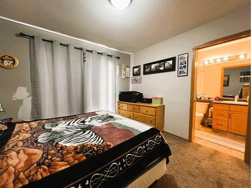 2317 11 Avenue Ne, Medicine Hat, AB - Indoor Photo Showing Bedroom