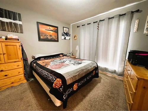 2317 11 Avenue Ne, Medicine Hat, AB - Indoor Photo Showing Bedroom