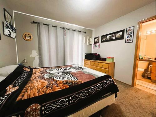 2317 11 Avenue Ne, Medicine Hat, AB - Indoor Photo Showing Bedroom