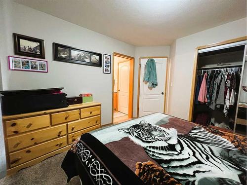 2317 11 Avenue Ne, Medicine Hat, AB - Indoor Photo Showing Bedroom