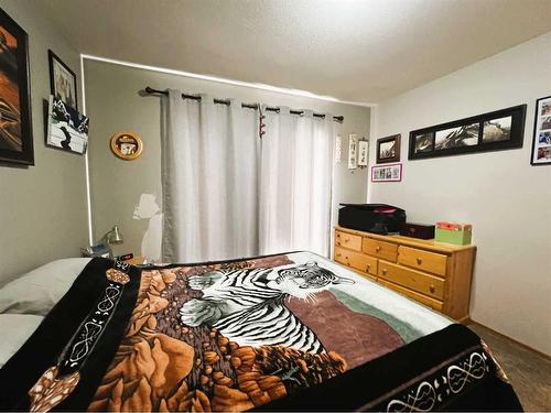 2317 11 Avenue Ne, Medicine Hat, AB - Indoor Photo Showing Bedroom