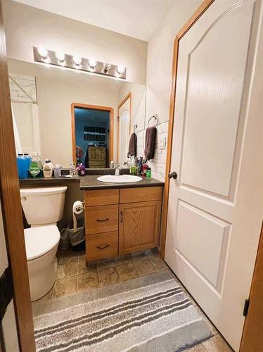 2317 11 Avenue Ne, Medicine Hat, AB - Indoor Photo Showing Bathroom