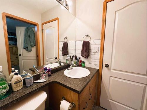 2317 11 Avenue Ne, Medicine Hat, AB - Indoor Photo Showing Bathroom