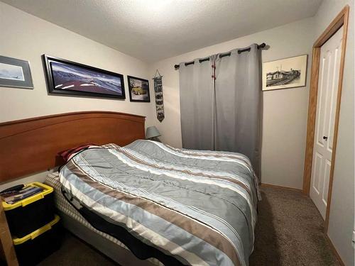 2317 11 Avenue Ne, Medicine Hat, AB - Indoor Photo Showing Bedroom