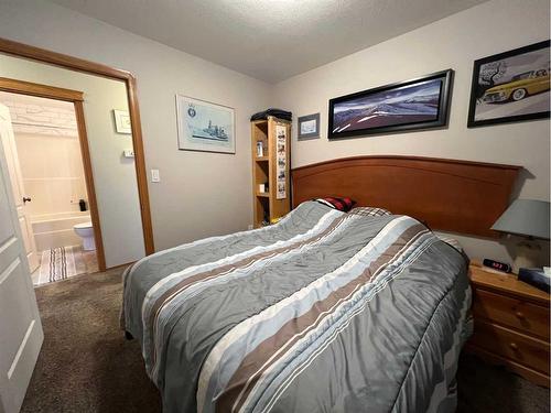 2317 11 Avenue Ne, Medicine Hat, AB - Indoor Photo Showing Bedroom