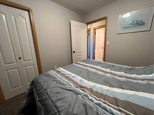 2317 11 Avenue Ne, Medicine Hat, AB - Indoor Photo Showing Bedroom