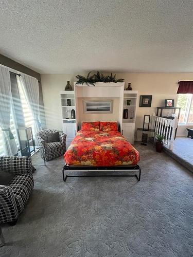 232 Ross Glen Road Se, Medicine Hat, AB - Indoor Photo Showing Bedroom