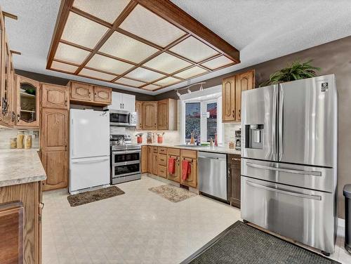 232 Ross Glen Road Se, Medicine Hat, AB - Indoor Photo Showing Kitchen