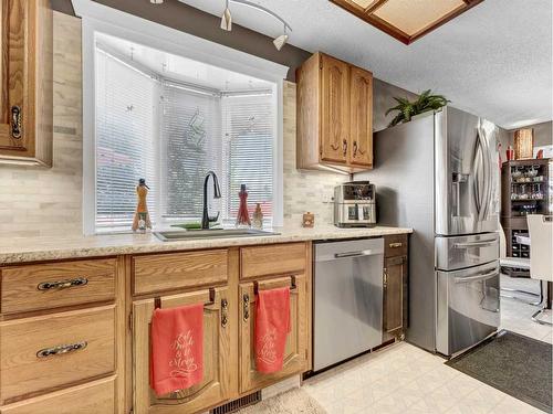 232 Ross Glen Road Se, Medicine Hat, AB - Indoor Photo Showing Kitchen