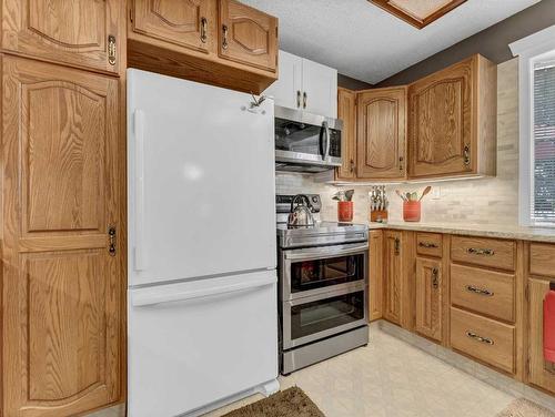 232 Ross Glen Road Se, Medicine Hat, AB - Indoor Photo Showing Kitchen