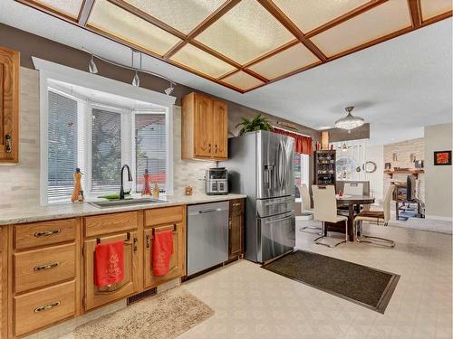 232 Ross Glen Road Se, Medicine Hat, AB - Indoor Photo Showing Kitchen