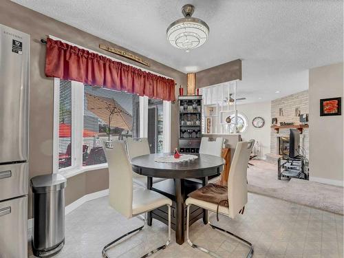 232 Ross Glen Road Se, Medicine Hat, AB - Indoor Photo Showing Dining Room