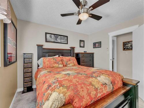 232 Ross Glen Road Se, Medicine Hat, AB - Indoor Photo Showing Bedroom